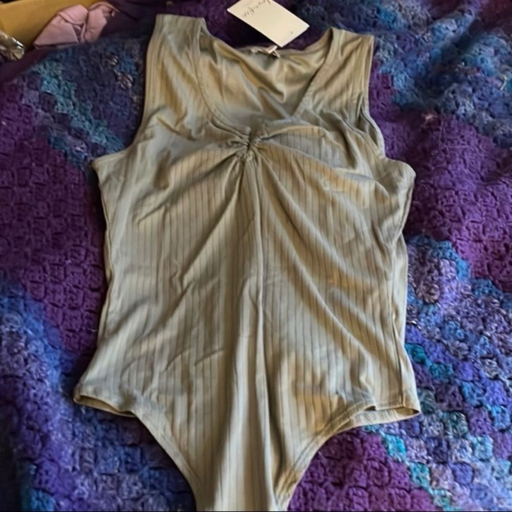 Love Fire Gray Ribbed Ruched V-Neck Bodysuit NWT Women’s Medium - Picture 6 of 10